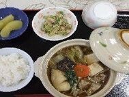 鍋と野菜の胡麻和えが付いたメニュー