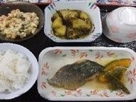 魚の煮つけとおからの和え物とご飯のセット