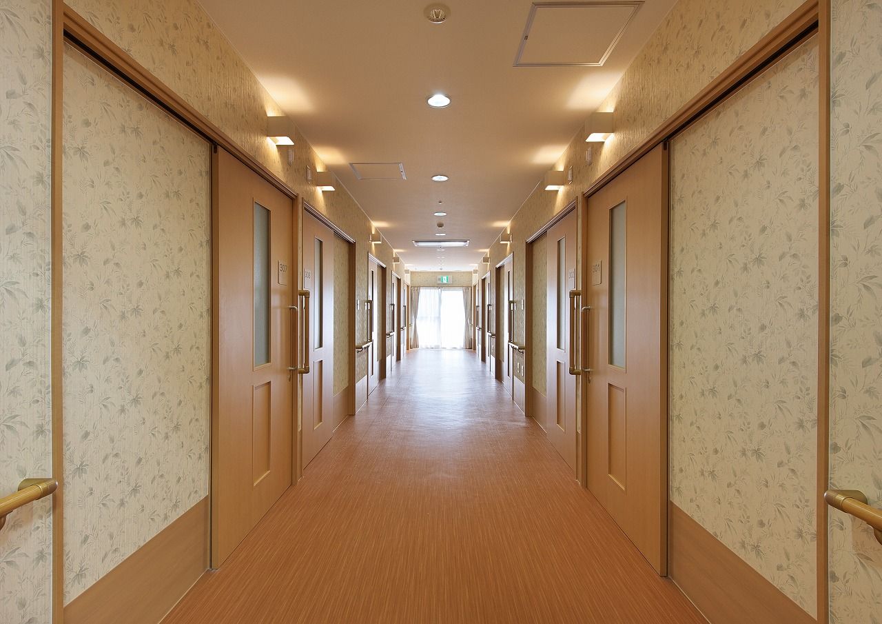 ゆとりある幅を確保した廊下になっている。手すりが設置されており、歩行の際につかまって体を支えることができる。