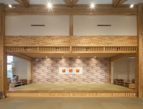 一段高さが設けられ、白木でデザインされた囲いの畳敷きのステージ