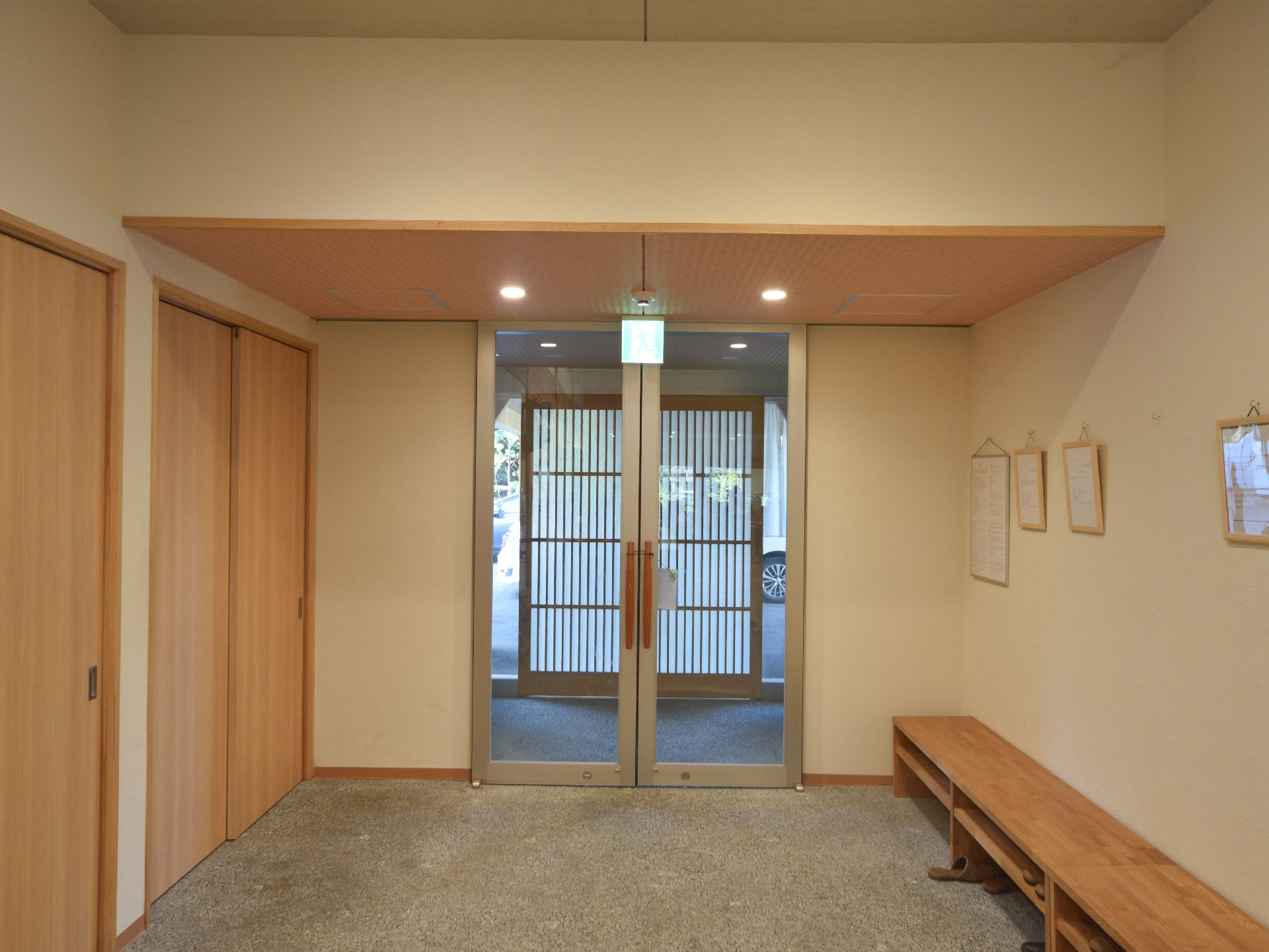 エントランスホールには、広々とした風除室を設置している。また入り口には両側に大きく開くドアを採用している。