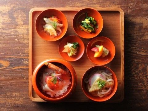 食事の一例の写真。品数が多く、色彩も考えられている。栄養バランスの配慮されたメニューが毎日提供されている。
