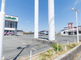 市街地にある晴れた交差点の光景