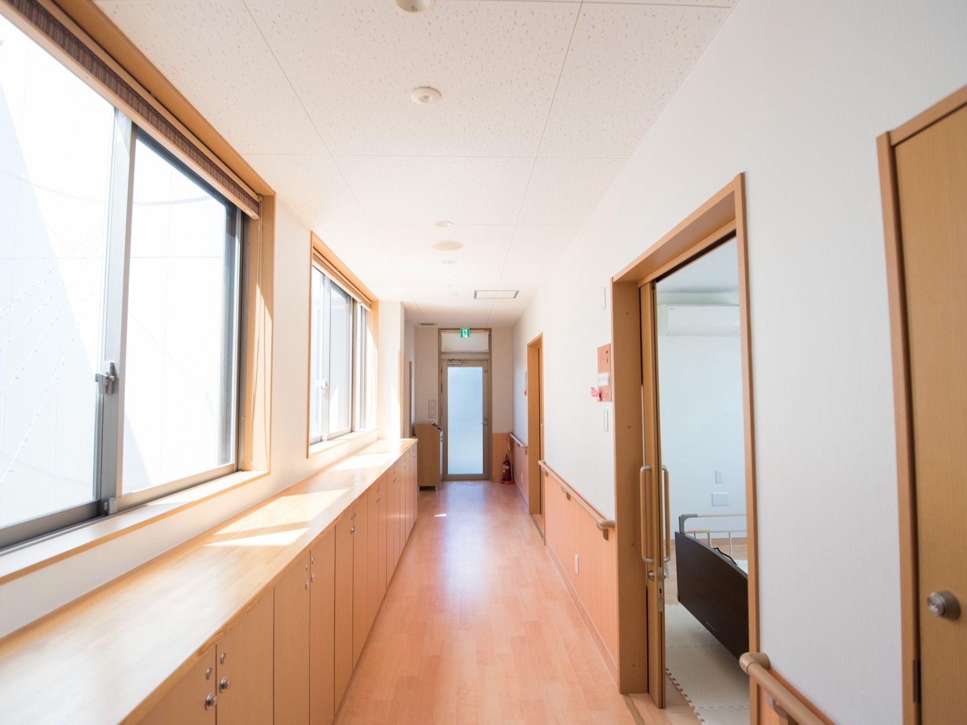 通路に複数の窓が設置されている。カーテンは備えつけていない。自然光をふんだんに取り込んでいる。手すりも完備。