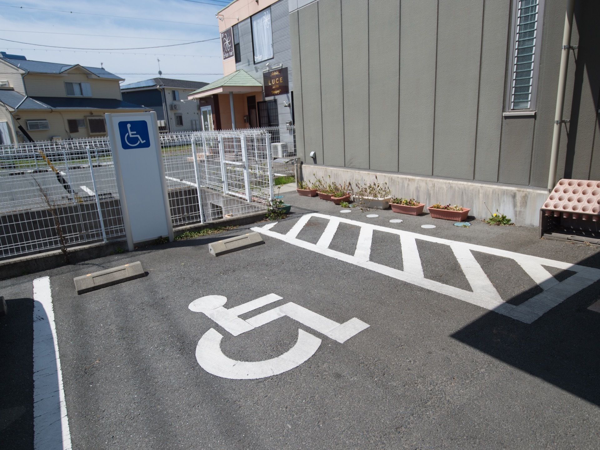 身障者用の駐車場が１台分ある。アスファルトには身障者マークが描かれている。乗り降りするスペースが広くとってある。
