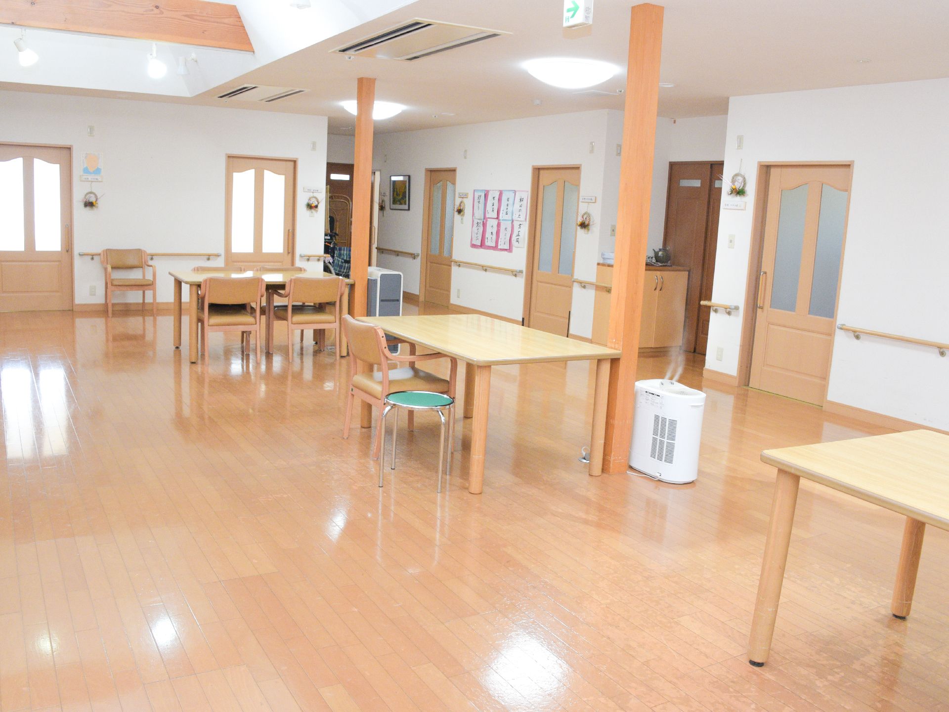 各部屋から入れるリビング。自由に使えるスペースもしっかりあり、車椅子にも対応している。手すりもしっかりついていて、安心して利用できる。