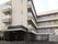 4階建ての施設である。2階から4階の各部屋にはベランダが設置されている。1階から2階に続く外付けの階段が設けられている。
