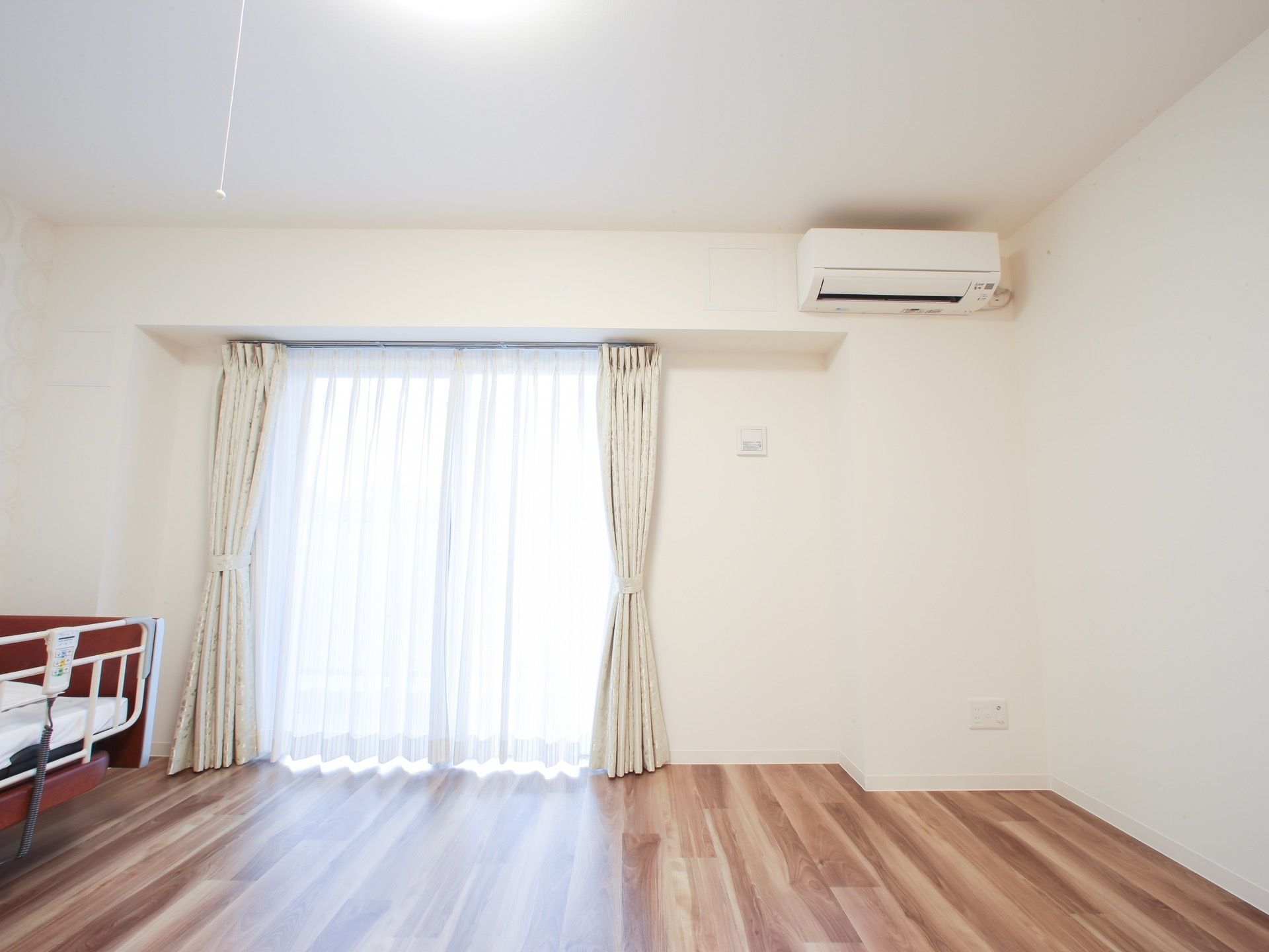 入居前の家具が無い状態で、ベッドのみ設置されている居室