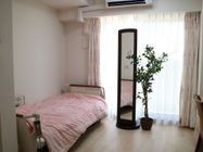 入居者様の住まいとなる居室の様子。リクライニング式の介護ベッドはコントローラーで簡単にボタン操作できる。