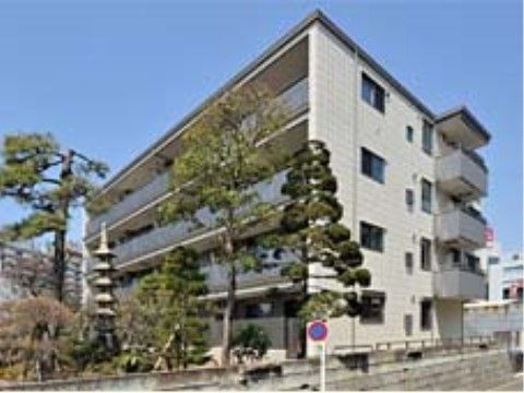 4階建ての高齢者住宅の建物