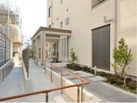 スロープが設置されたエントランス