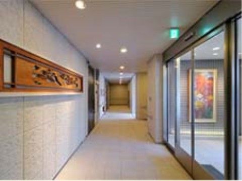 真っ直ぐに伸びる通路