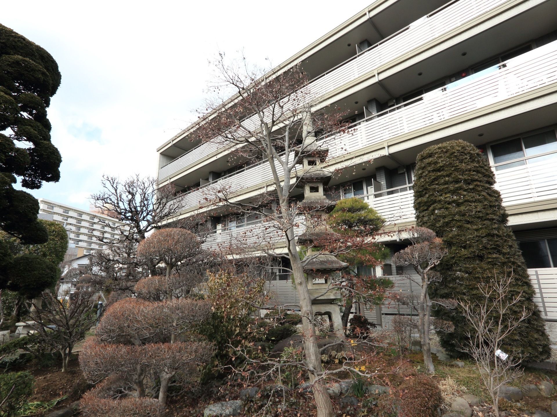 日本庭園は入居者様と、スタッフとの交流の一つとなっている。剪定を協力して作業するなど、コミュニケーションの機会が増える。