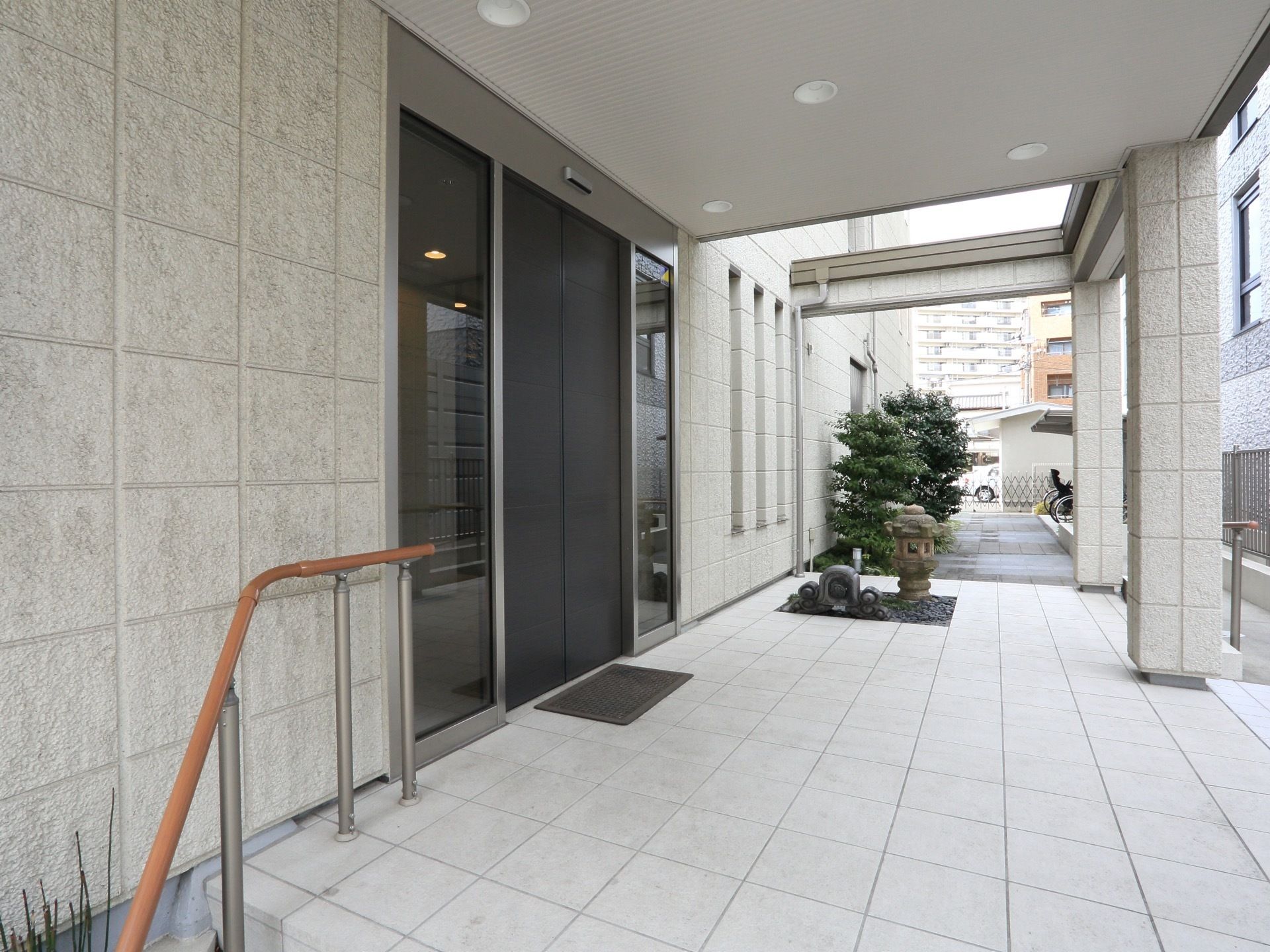 自動ドアが設置され、開閉の手間がない。階段には手すりが設置され、安全面に配慮されている。なだらかなスロープで楽に入ることができる。