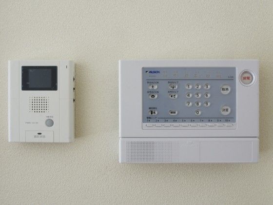 壁に設置されたセキュリティ機器