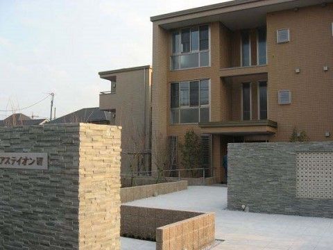 3階建ての茶色い建物