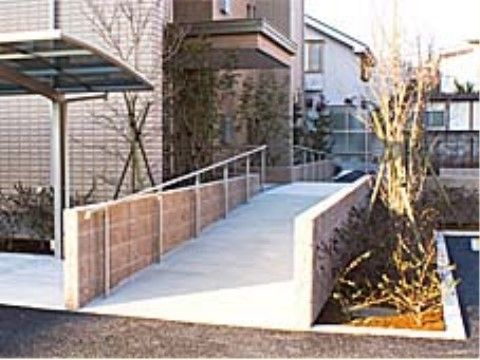 スロープが設置されたエントランス