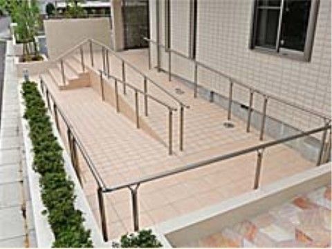 スロープが設置されたエントランス