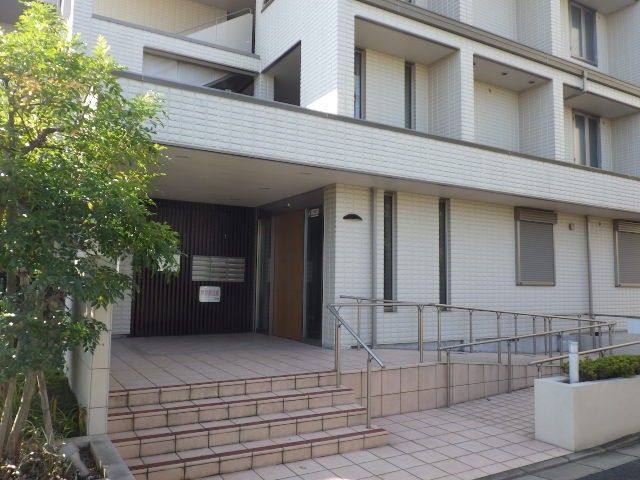 清潔感のある明るいエントランス