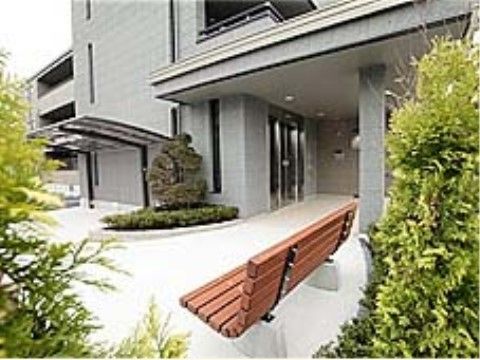ベンチのある玄関