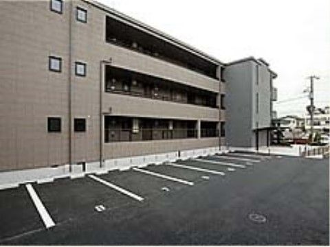3階建ての建物と駐車場