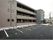 3階建ての建物と駐車場