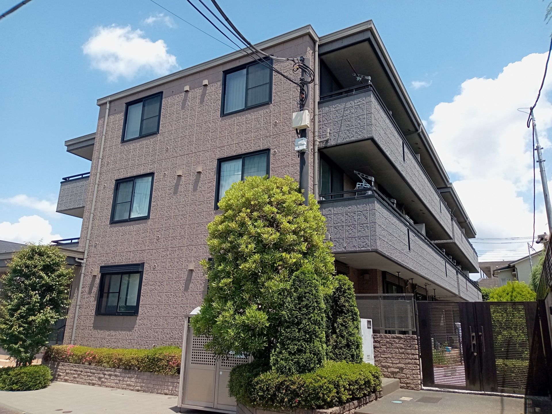 3階建ての建物の外観