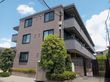 3階建ての建物の外観