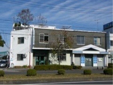 施設は、白とダークブラウンが基調のモダンな雰囲気がある建物である。２階建てになっており、屋上に木々が植えられている。