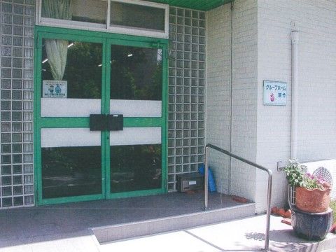 玄関の前のスペースには屋根が設置されている。雨の日も濡れることなく施設内に入ることができる。手すりがあり、体を支えることができる。