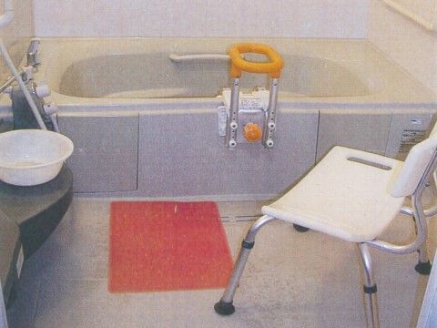 浴室の浴槽には手すりを設置しており、出入りの際に体を支えることができる。洗い場には椅子があり、安全に座って体を洗うことができる。