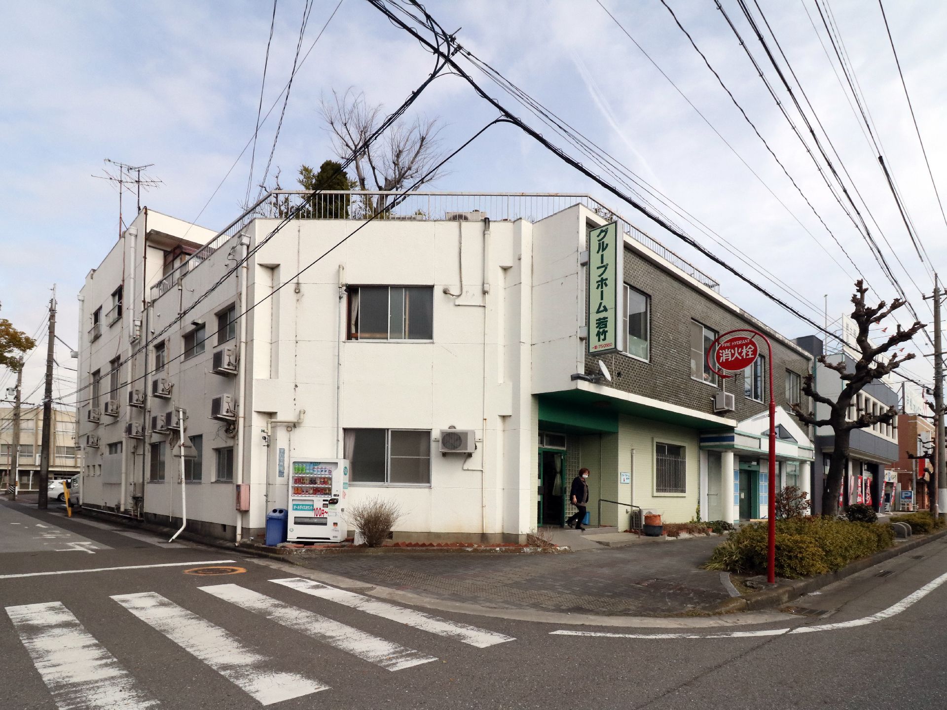 施設の外には自動販売機と消火栓がある。建物は角地に立っており、大きな看板が付いているのでわかりやすい。