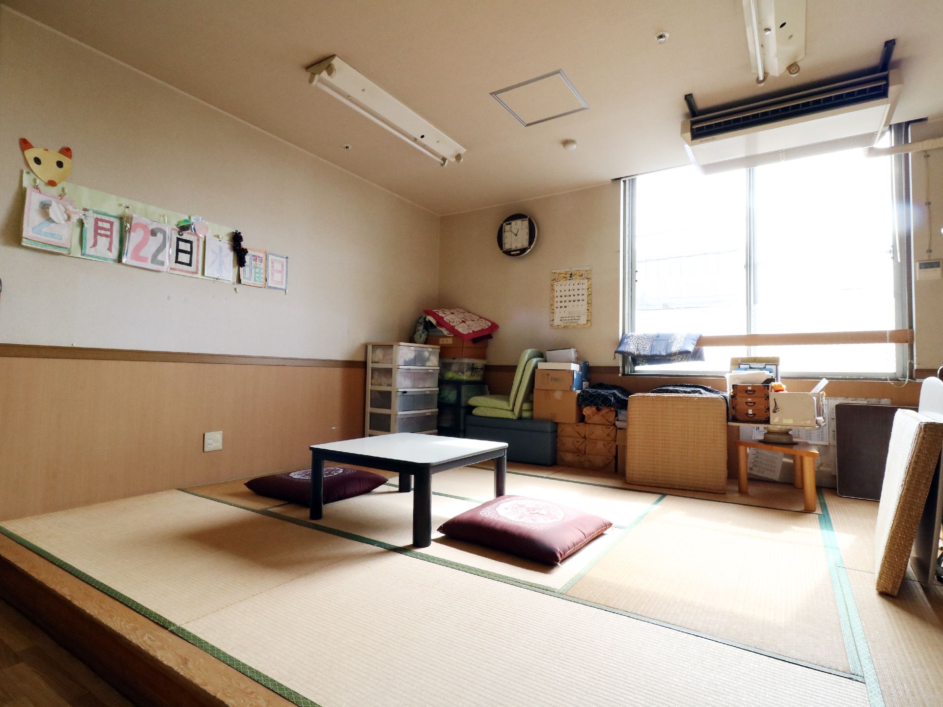 多目的に使える畳スペースがある。座卓や座布団も用意されている。フローリングの床から少し高くなっている。