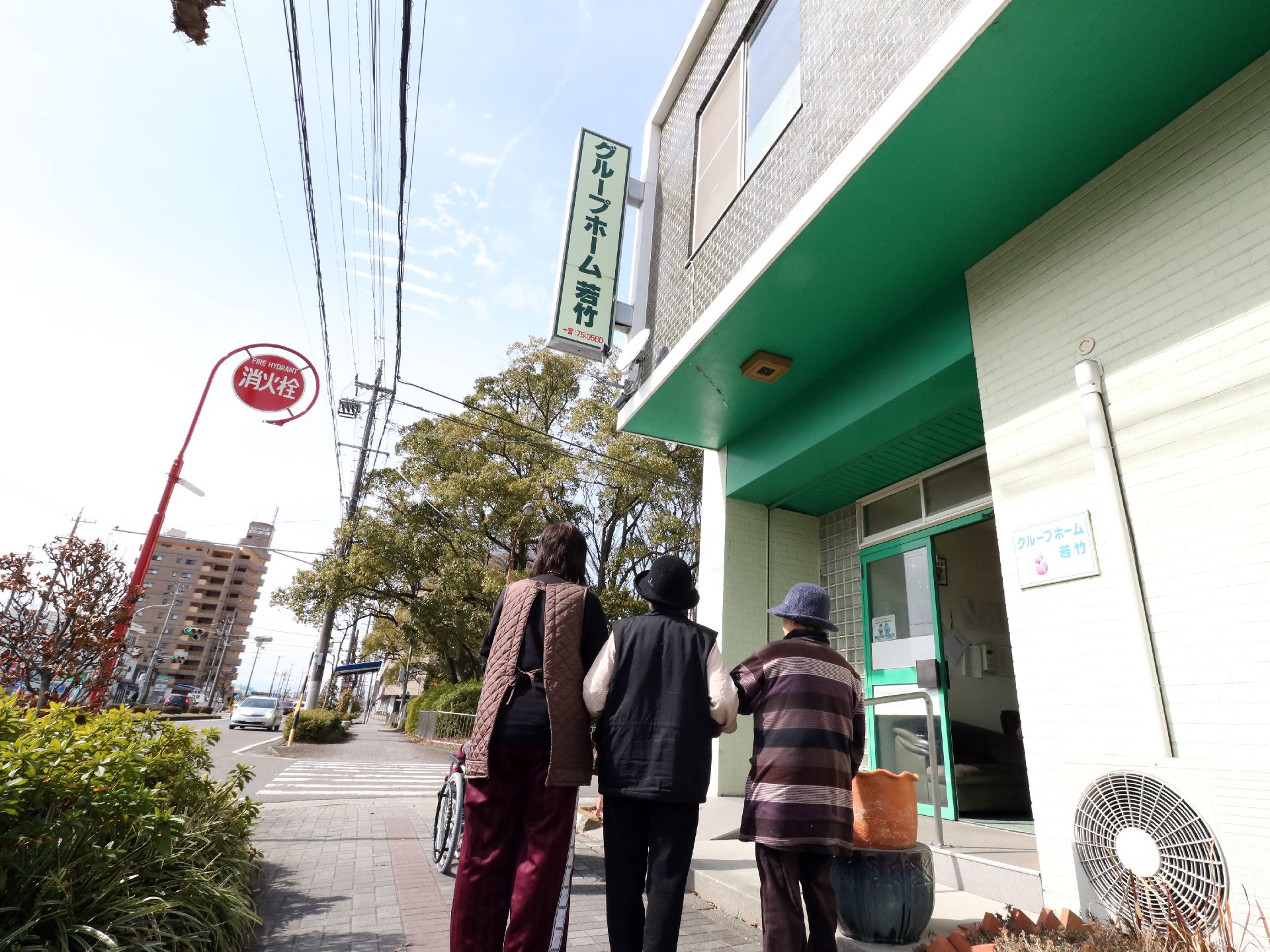 入居者やスタッフとともに、散歩ができる。無理強いされることはなく、個人の希望を聞いてもらうことができる。