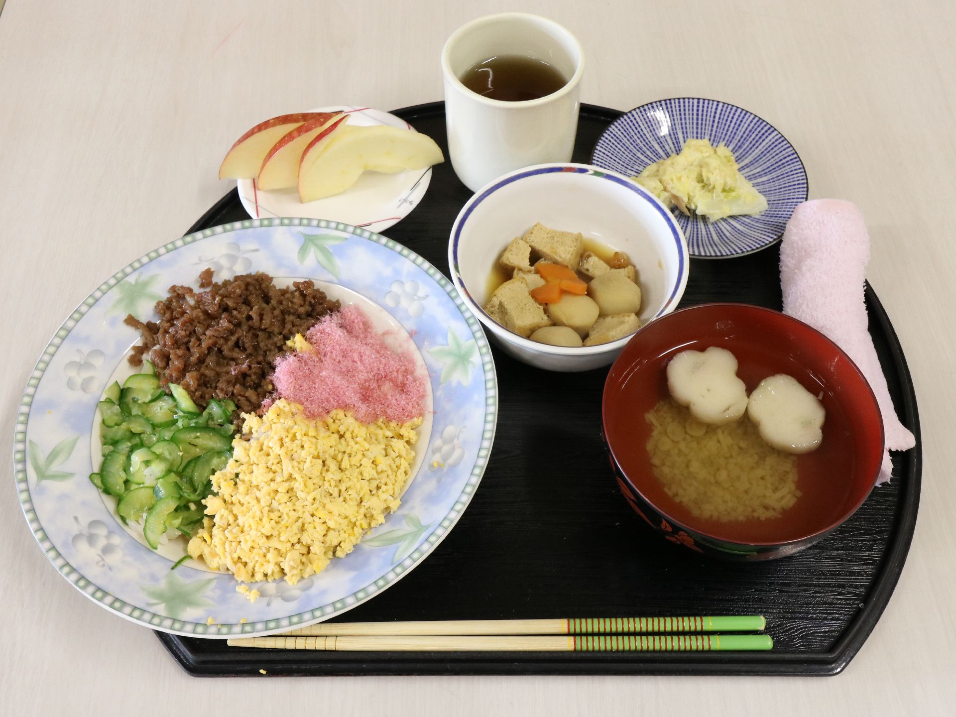 全て手作りの食事は入居者と一緒に作ることもあり、温かいものや冷たいものなど、提供する際にしっかりと考慮されている。