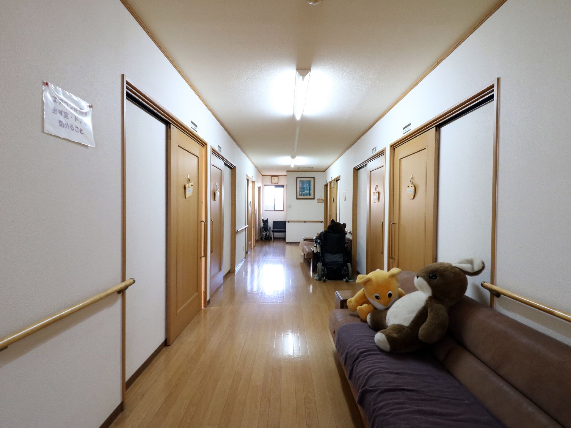 廊下にはソファがあり、ぬいぐるみが乗っている。壁には手すりが付けられている。個室の扉は引き戸である。