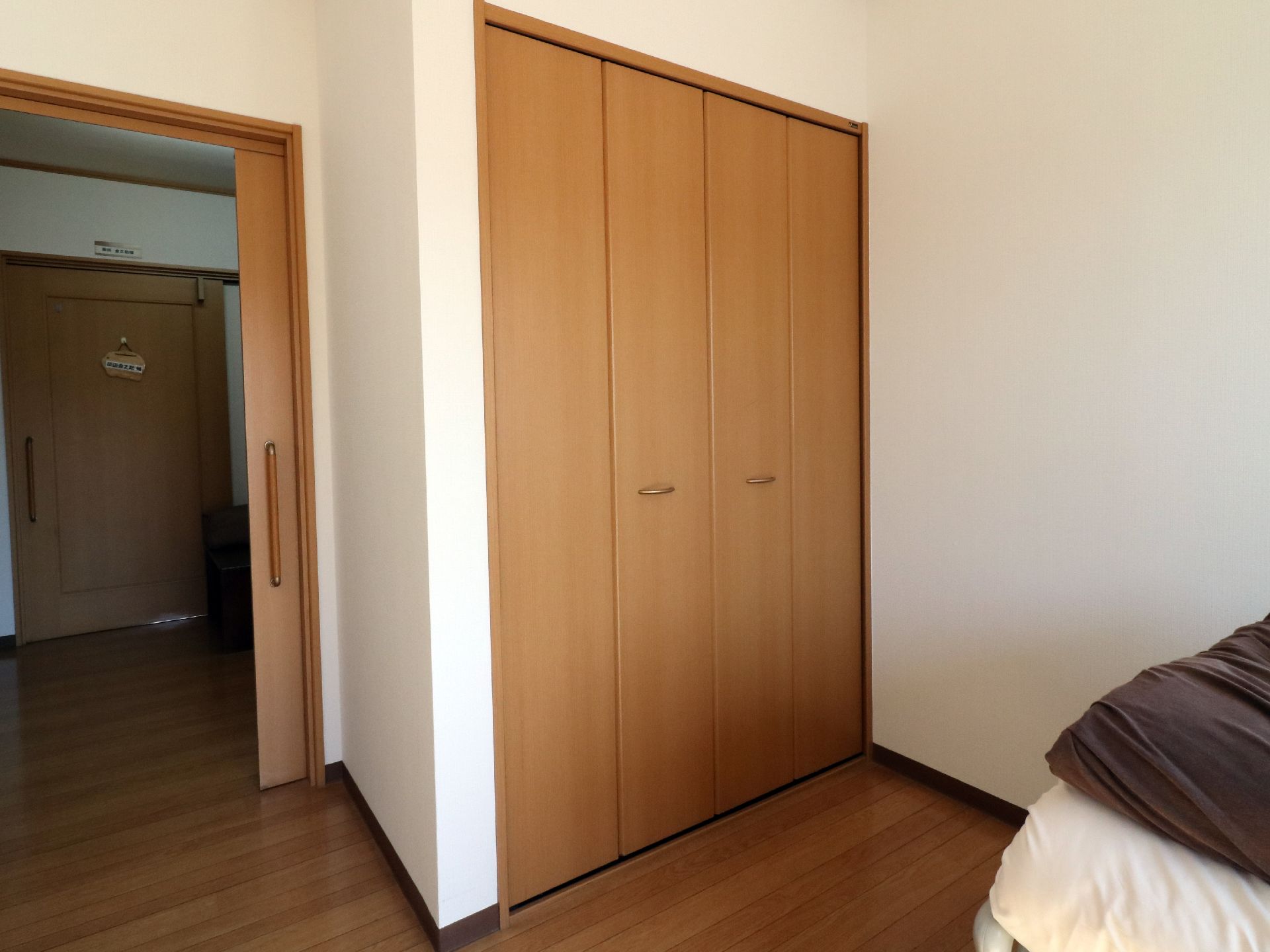 各寝室の入り口付近にはクローゼットが作り付けられているので、洋服などの収納に便利である。クローゼットは観音開きの扉である。