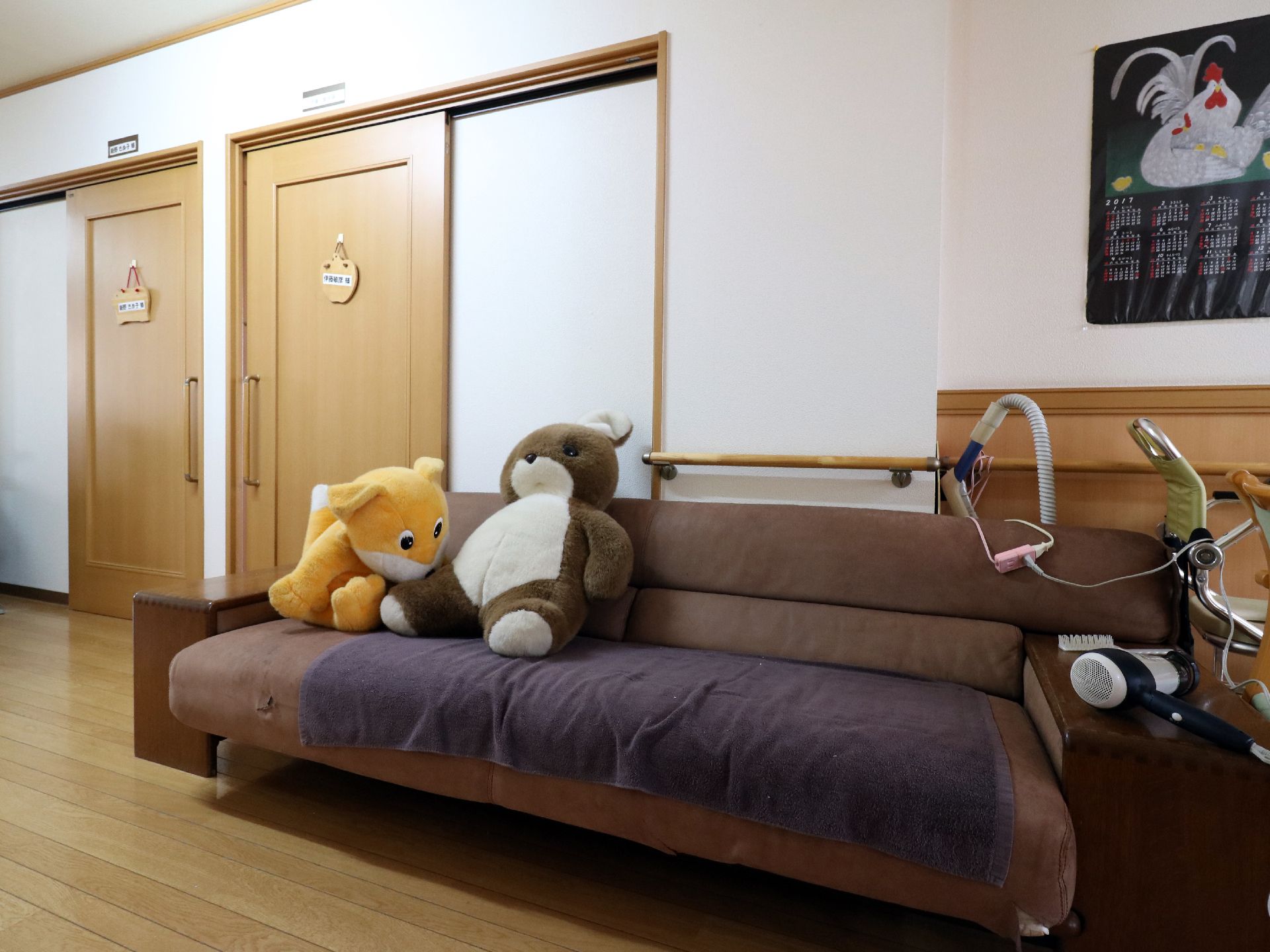 廊下に置かれたソファーは、とても大きく、可愛いぬいぐるみなども置かれていて楽しめるようになっている。