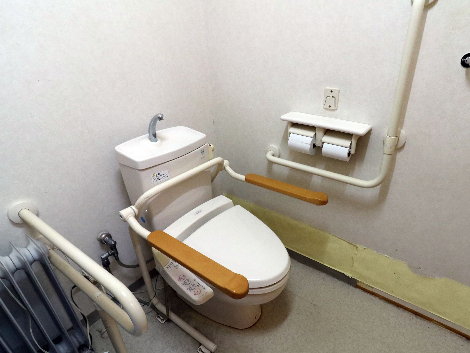 ウォシュレット付きトイレで、手すりが便器の両脇に、壁側にL字と、取り付けられていて、利用者の体調に合わせて対応出来るように配慮されている。