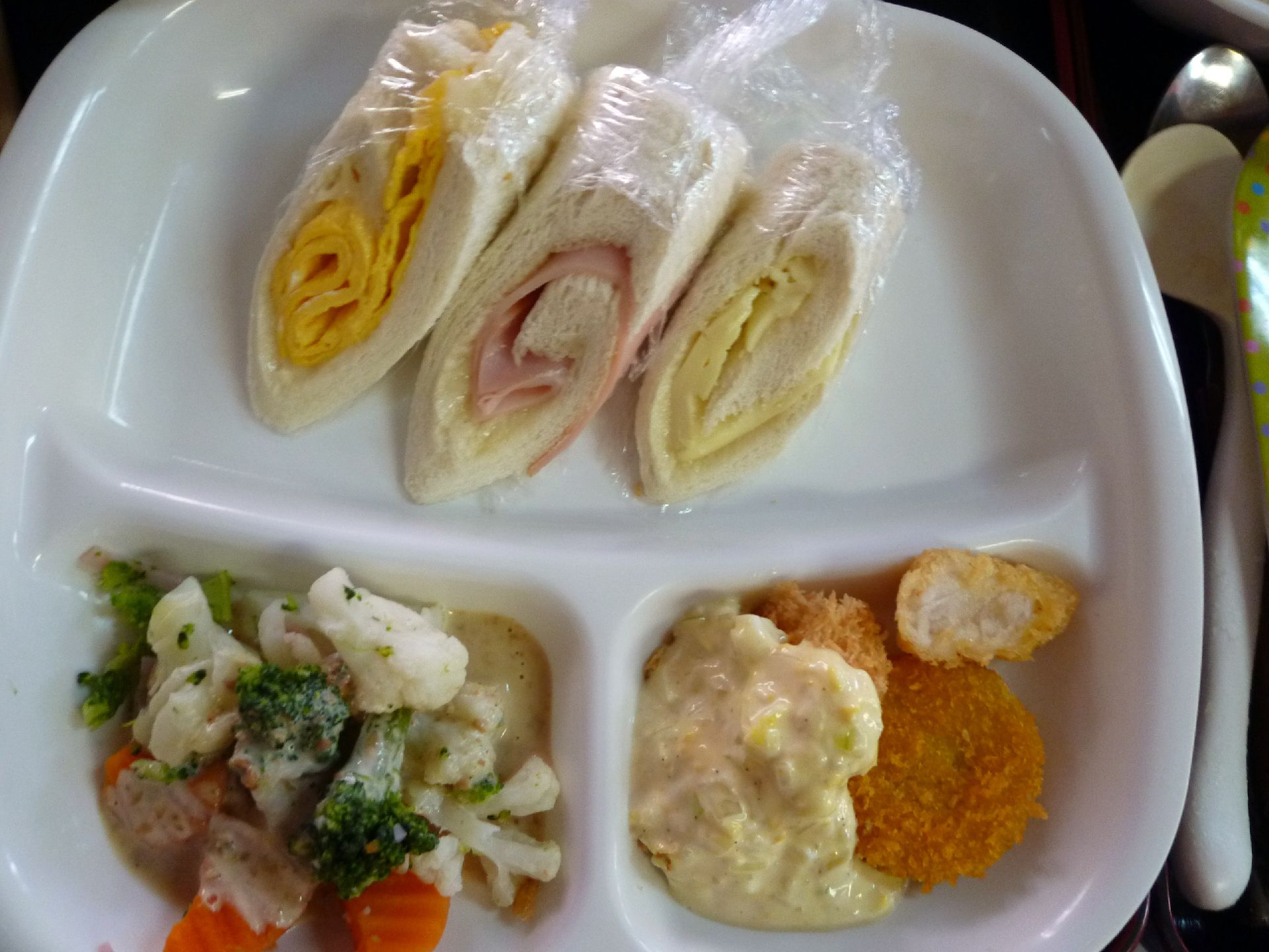 食事は和食だけでなく、サンドイッチやコロッケのような洋食メニューが出されることもあり、バラエティに富んでいる。