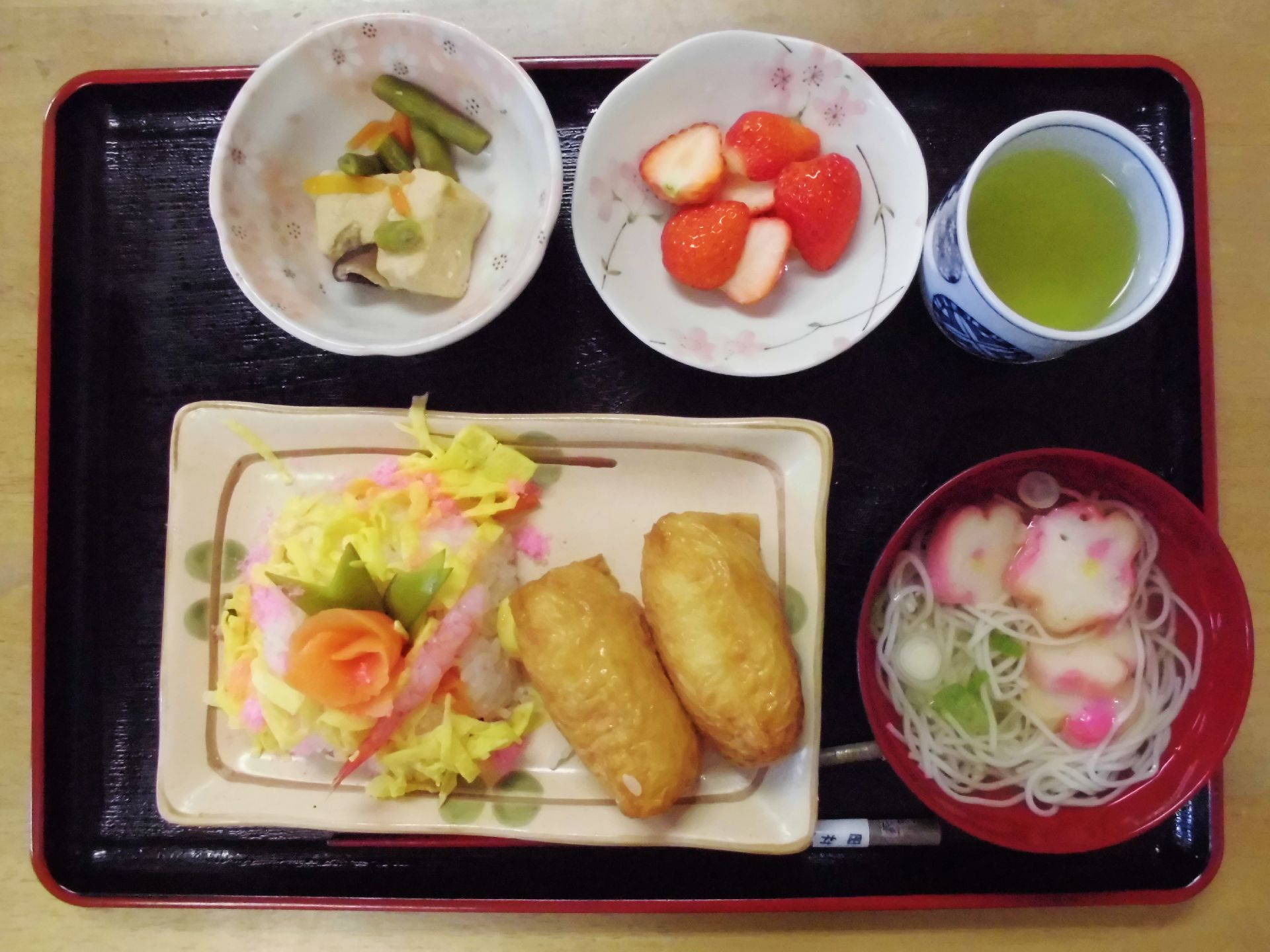 夏らしく涼しげな、いなり寿司やそうめんのお食事。