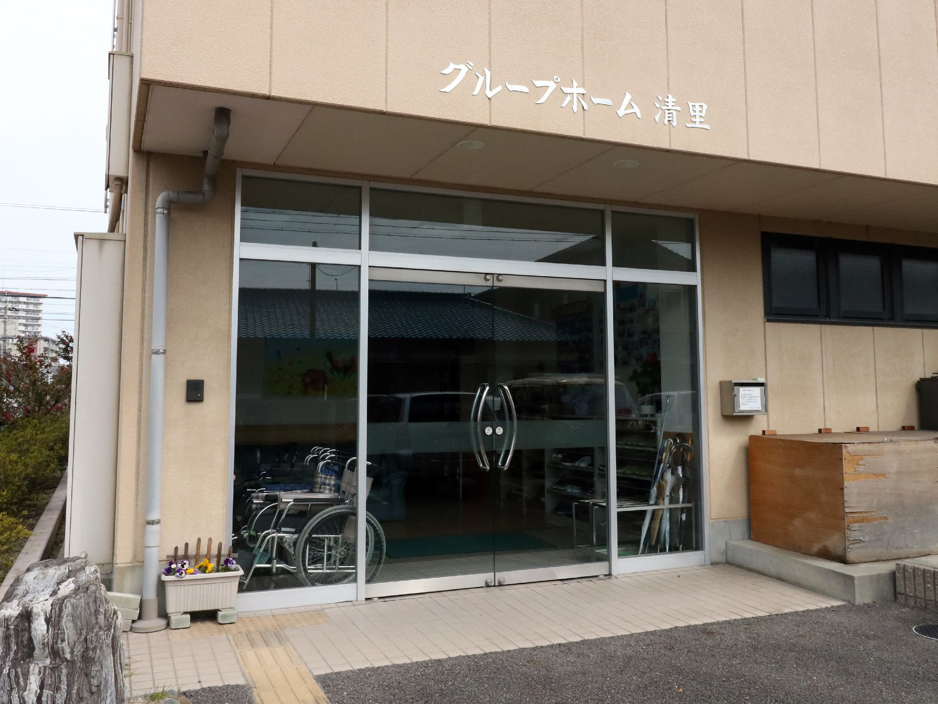 広々としたスペースを確保した、施設の入口。