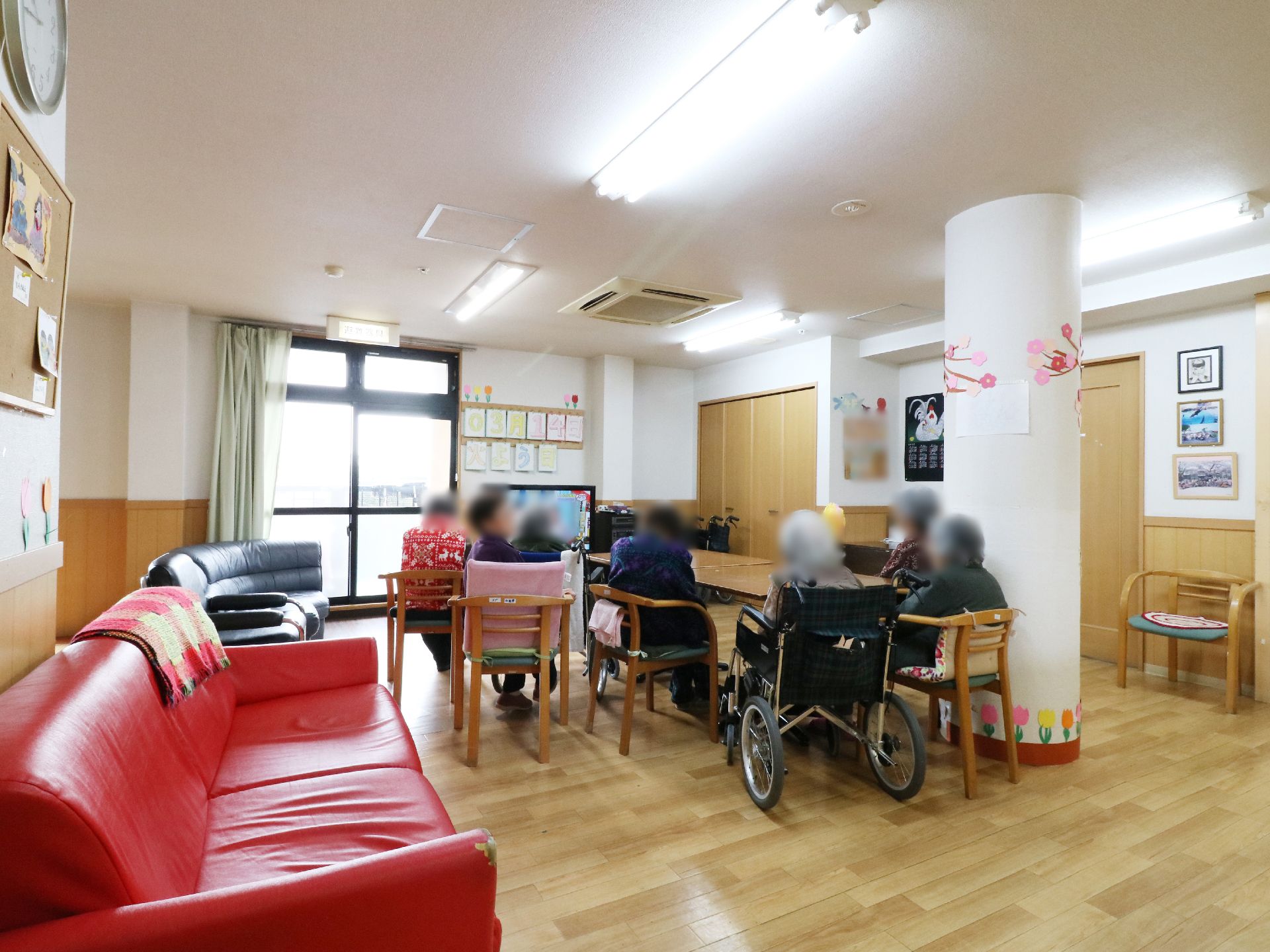 赤いソファが目を引く、広々としたリビング。