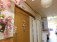 介護施設の廊下と装飾が見える