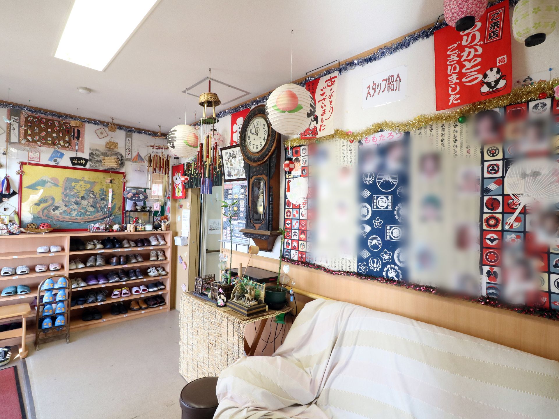 玄関には、スタッフの紹介や作品などがたくさん飾られ、楽しい雰囲気になっている。床には段差はなく、安全に入れるようになっている。