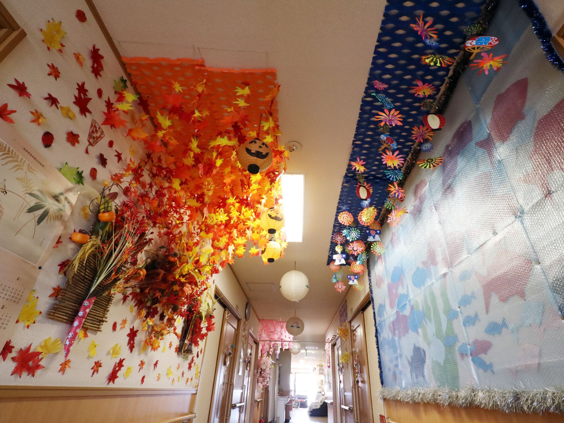 廊下には、利用者の作品がたくさん飾られていて、楽しい発表会の場所になっている。皆さまに見ていただけることが、励みにもなり、とても素晴らしい。