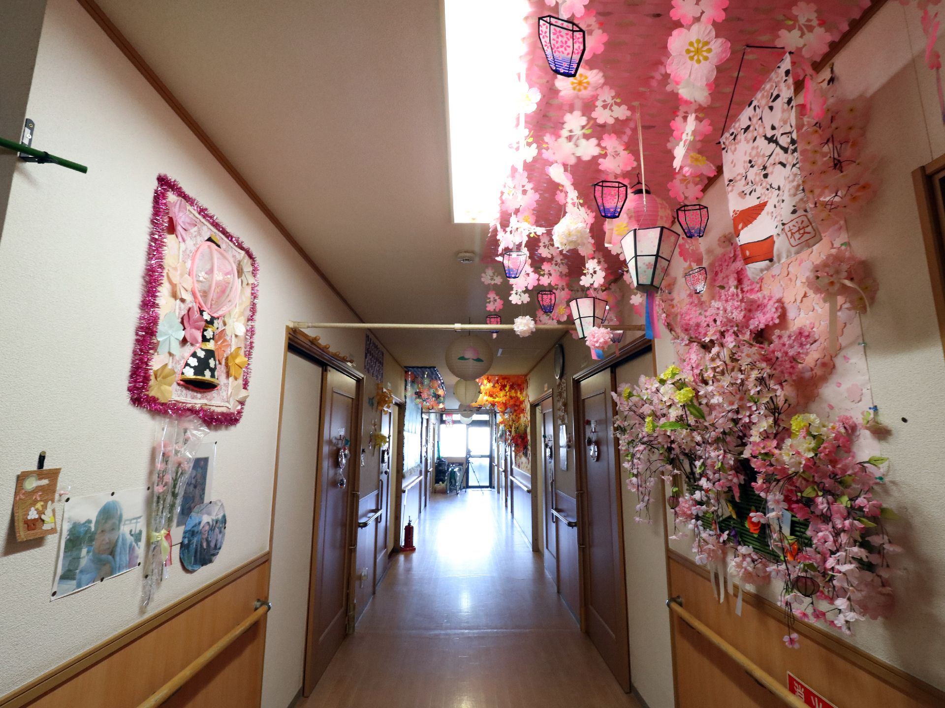 季節感のある作品が、数多く飾られている。作品を手作りすることは、健康のためにもとても良いことである。