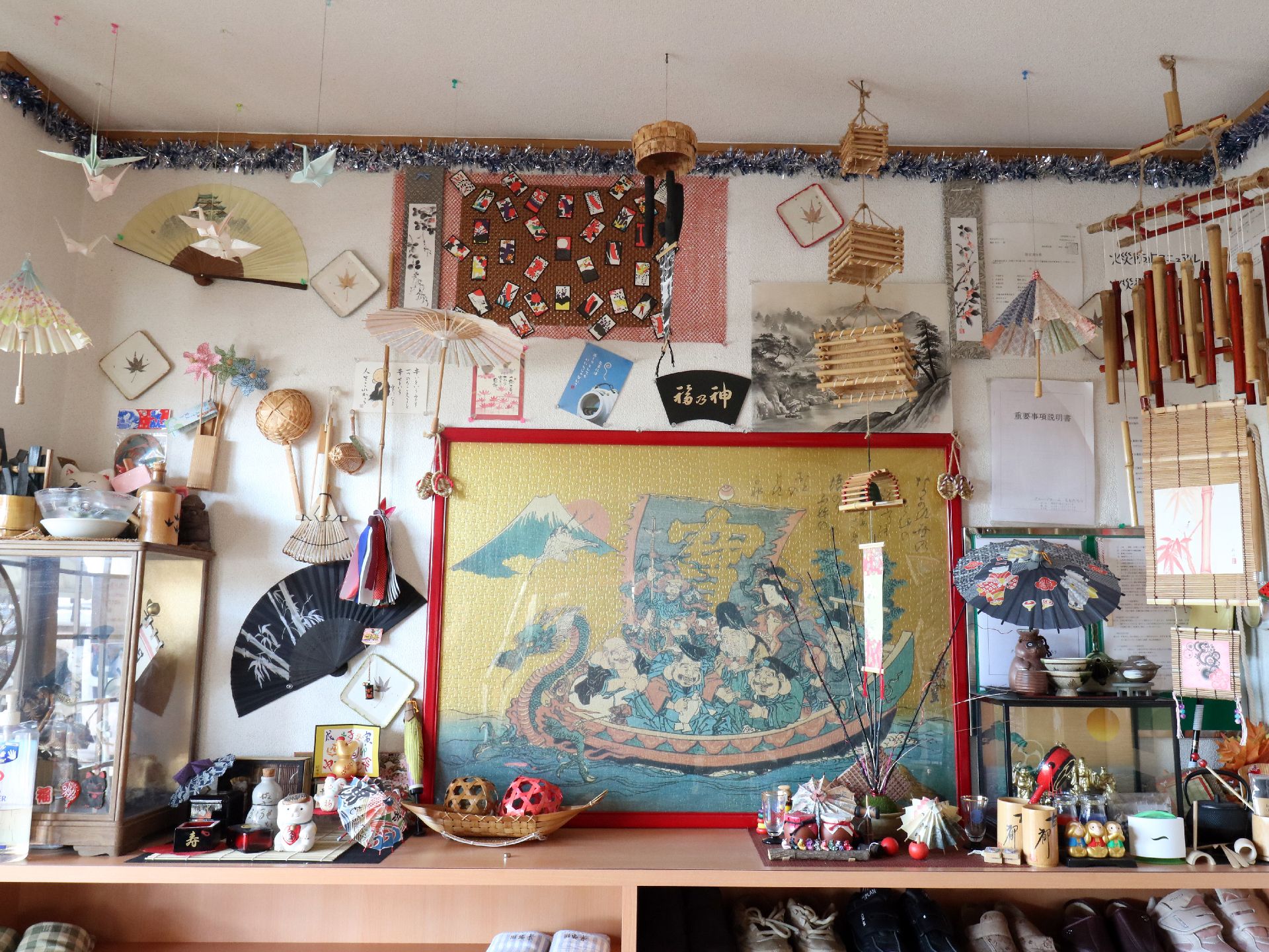 玄関には、たくさんの手作り作品が展示されている。当ホームに来られるお客様にも、手作りの大切さを感じてほしい。