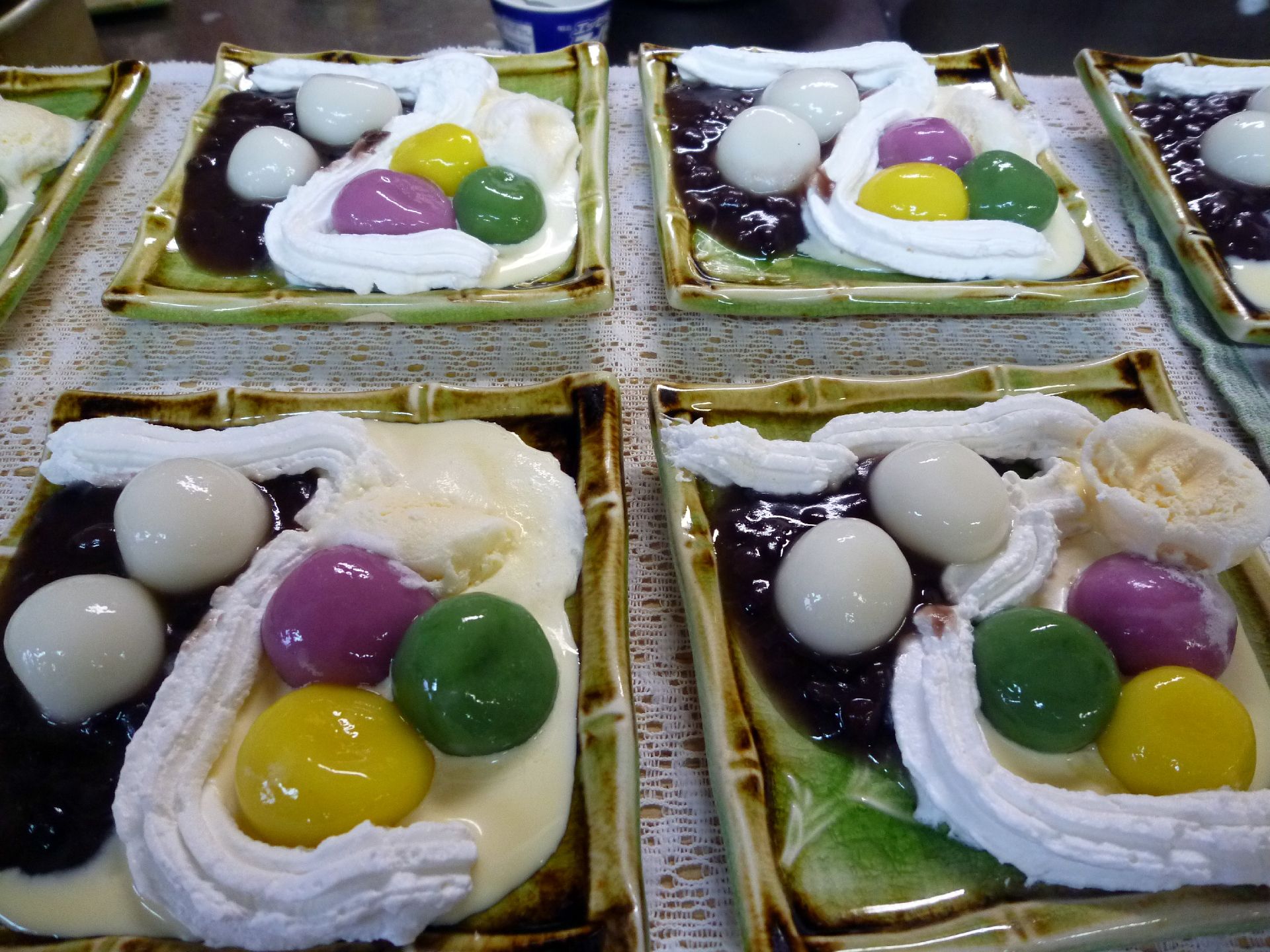 甘いものを口にして、心も体も喜ぶおやつタイム。カラフルなおやつもあり、見る人の気持ちも楽しませてくれる。