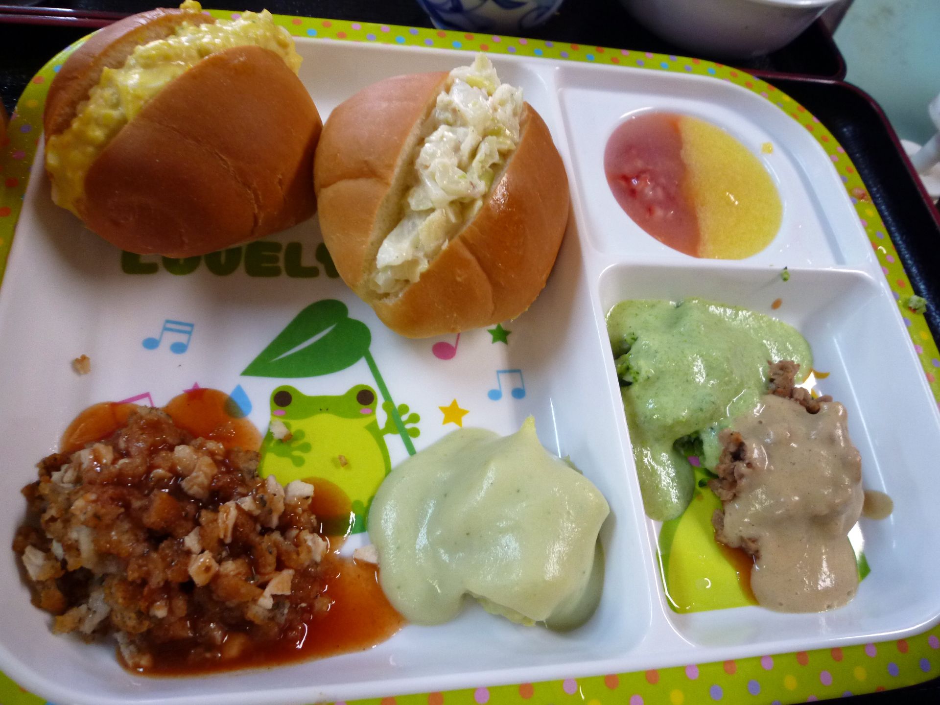 見た目がワクワクするような軽食。柔らかいロールパンサンド、食べやすい大きさに切られたおかずなど、工夫も施されている。